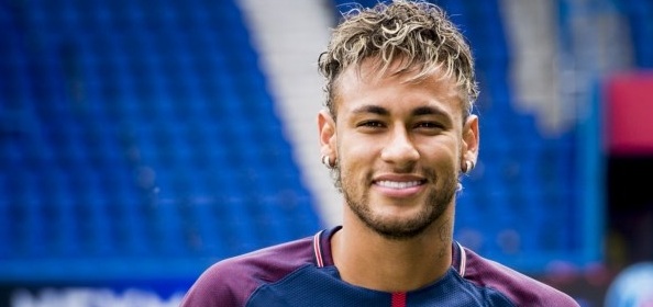 Foto: VIDEO: PSG-fans worden HELEMAAL gek bij presentatie Neymar