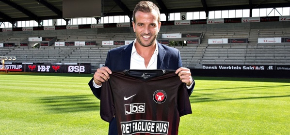 Foto: Van der Vaart poseerde met Valencia-shirt bij HSV: “Mijn domste actie ooit”