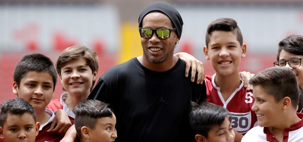 Foto: Ronaldinho accepteert eis celgenoten en debuteert bij gevangenisvoetbal