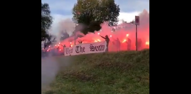 Foto: Feyenoord-fans geven spelers laatste steun richting Klassieker: ‘Beat the scum!’
