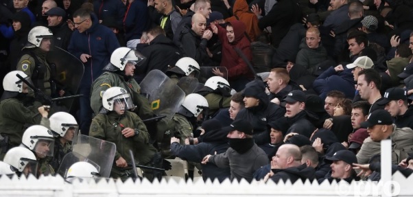 Foto: Verbijsterende beelden: Ajax-fans ontsnappen aan enorm drama in uitvak
