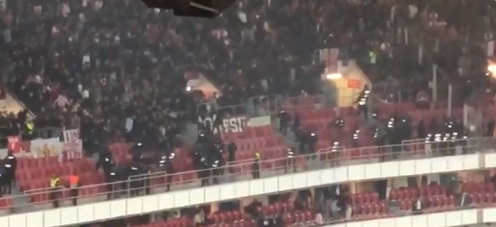 Foto: Chaos in uitvak met Ajax-fans: ruzie met politie, rake klappen en traangas