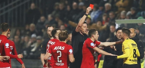Foto: Van Ooijen woedend na rode kaart: “Hij laat zich gewoon vallen”