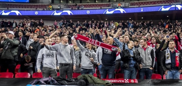 Foto: Emotionele oproep harde kern PSV: klappen voor overleden fan