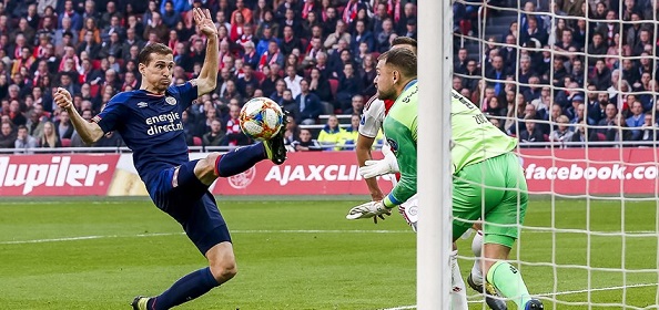 Foto: Kijkers Ajax-PSV halen uit naar één man: “Wat een zielig ventje”