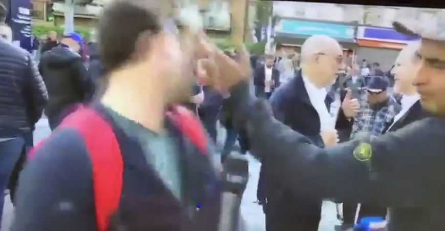 Foto: ? Ajax-supporter geeft Telegraaf-verslaggever keiharde klap in het gezicht