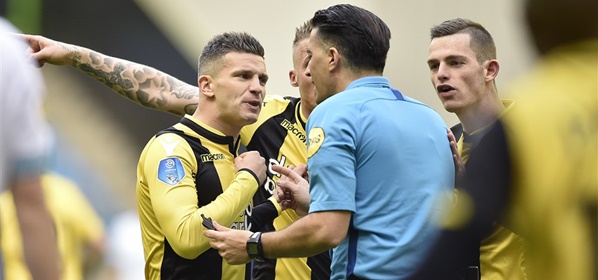 Foto: Gözübüyük legt ál zijn discutabele beslissingen bij Vitesse-PSV uit