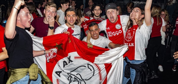 Foto: Kasper Dolberg wekt verbazing met actie tijdens kampioensfeest Ajax