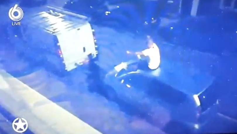 Foto: ? Bizarre beelden: dronken Wesley Sneijder sloopt auto