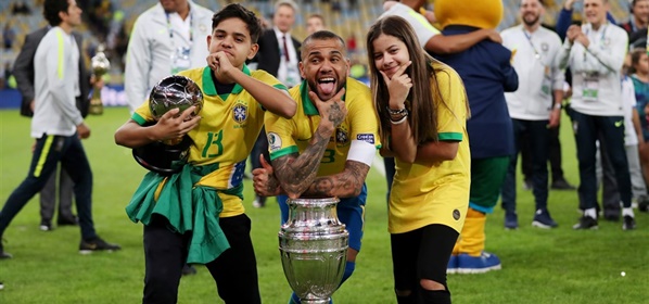 Foto: Dani Alves pakt Neymar stevig aan: ‘Net een kind’