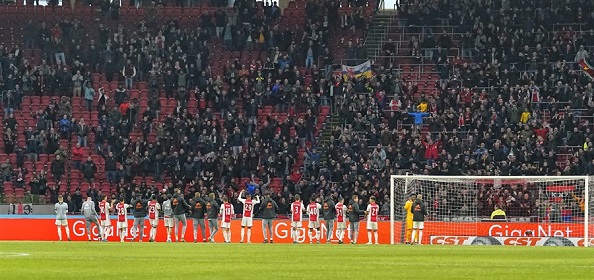 Foto: Ajax-fans furieus op beslissing FOX Sports: ‘Triest’