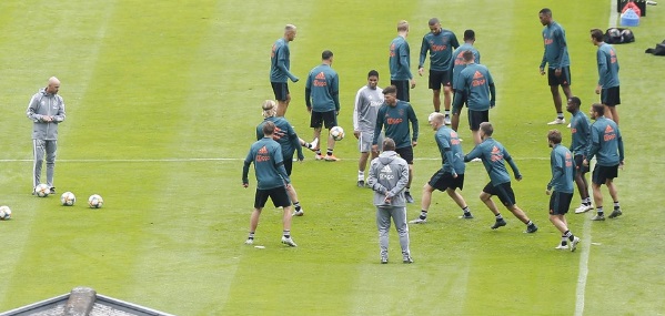 Foto: Ajax fopt eigen fans met transferaankondiging: ‘Sorry guys’