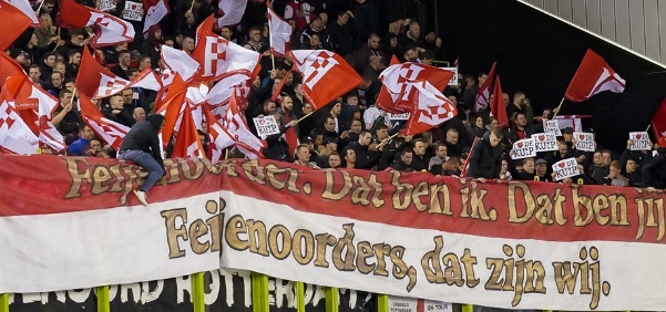 Foto: Feyenoord-fans komen met spandoeken in opstand