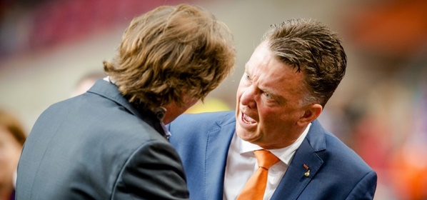 Foto: Hans Kraay wijst aan: ‘Hij moet de nieuwe trainer van PSV worden’