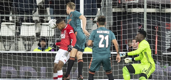 Foto: Ajax-fans steken massaal de draak met AZ