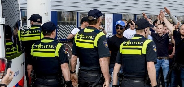 Foto: PSV-hooligans met knuppels en boksbeugels naar confrontatie in Helmond