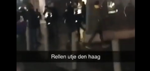 Foto: Misselijkmakende incidenten na Utrecht – ADO: vier agenten gewond geraakt