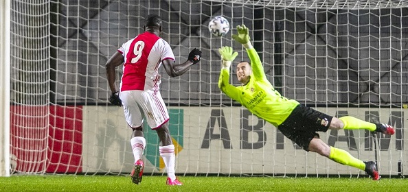 Foto: Jong Ajax speelt Go Ahead van de mat ondanks rood Pierie