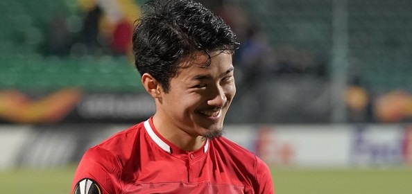 Foto: Sugawara overtuigt AZ en tekent contract voor vijf jaar