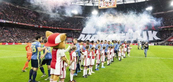 Foto: Ajax en Feyenoord komen gezamenlijk met boodschap voor zorg