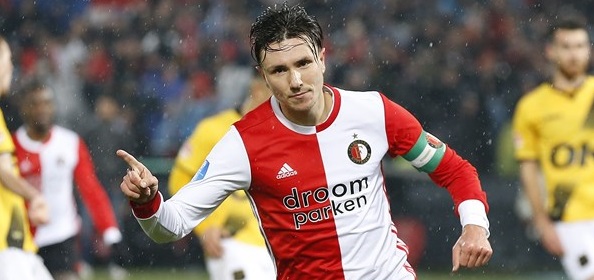 Foto: Berghuis neemt falende Feyenoorder in bescherming