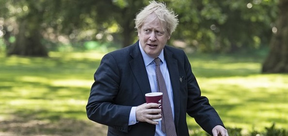 Foto: Boris Johnson laat Britse voetbalfans juichen