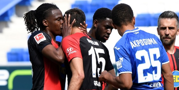 Foto: ? Hertha-spelers hebben lak aan coronaregels en kussen er op los