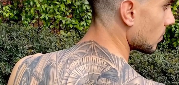 Foto: ? Spaans international showt enorme ‘Ajax-tattoo’ op zijn rug