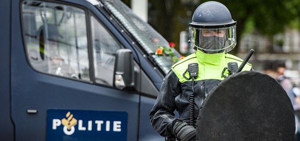 Foto: ‘ME voert in Den Haag charges uit tegen voetbalfans’
