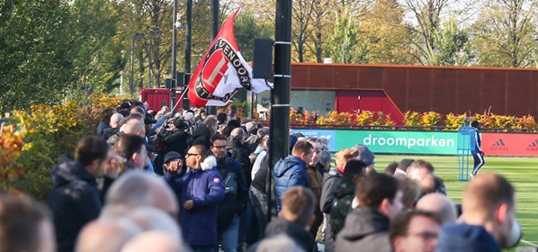 Foto: Feyenoord-fans zien Varkenoord tegen de vlakte gaan