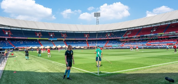 Foto: Feyenoord verwelkomt 13.000 supporters bij eerste thuiswedstrijden
