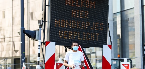 Foto: ? Feyenoord-fans hebben lak aan coronaregels bij open training