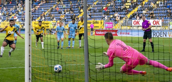 Foto: ? PSV-doelman debuteert door strafschop NAC te keren