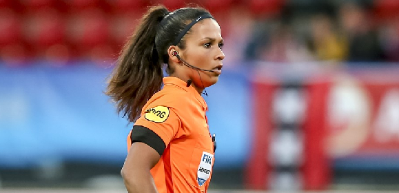 Foto: Primeur Nederlands voetbal: vrouwelijke vierde official