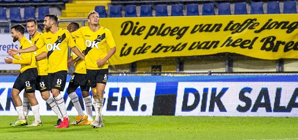 Foto: Van Hooijdonk op schot tegen Jong Ajax, drama Go Ahead