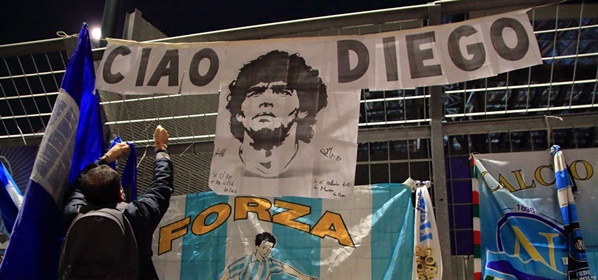 Foto: Eerbetoon Diego Maradona in Rotterdam beklad