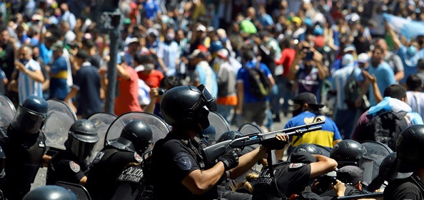 Foto: Overlijden Maradona zorgt voor rellen in Buenos Aires