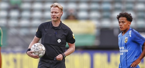 Foto: Willem II’er vloert scheidsrechter Blom met tackle (?)