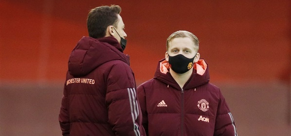 Foto: United-fans smeken om Van de Beek om blamage te voorkomen: ‘Unlock him’