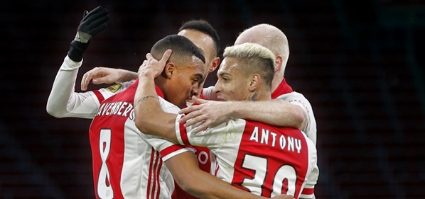 Foto: Ajax-duo krijgt volle laag: “Hij raakt geen pepernoot”
