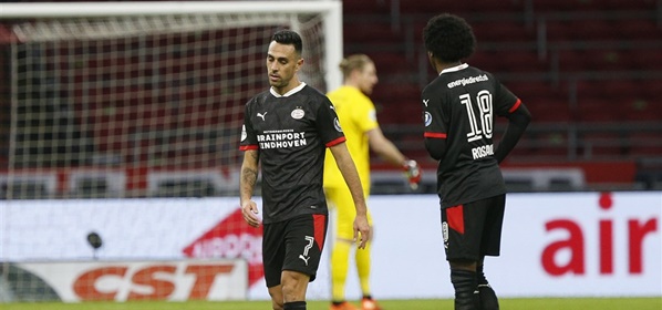 Foto: Kijkers Ajax-PSV halen keihard uit: ‘Aanfluiting!’
