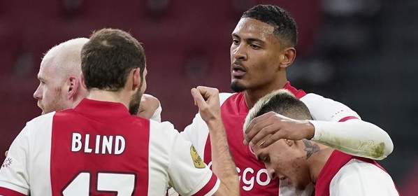 Foto: Ajax sluit horrorweek af en bezorgt PSV volgende domper