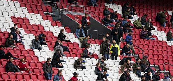 Foto: Ajax-fans walgen van eigen speler: ‘Schijt aan de club’