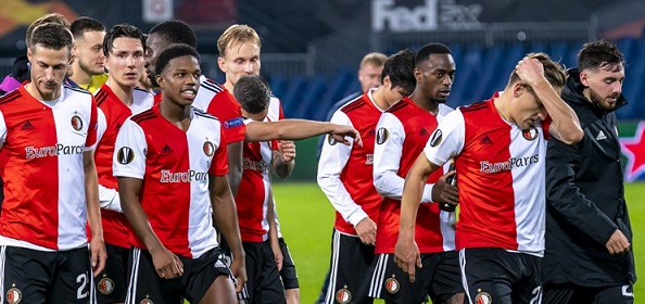 Foto: Kijkers fileren Feyenoord: “Loserelftal”