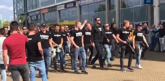 Foto: Duizenden Vitesse-fans zwaaien spelers uit richting finale (?)