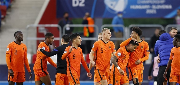 Foto: Ajax-fans gaan los na Jong Oranje: “Geen ene fluit”