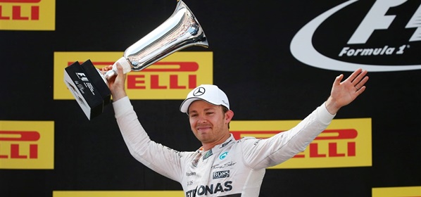 Foto: Voormalig Formule 1-coureur Rosberg wijst naar Ajax