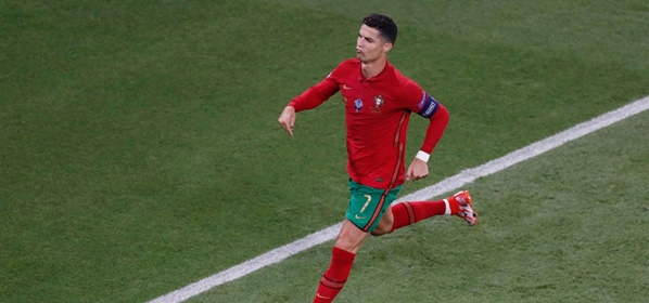 Foto: Weergaloze Ronaldo evenaart mythisch wereldrecord