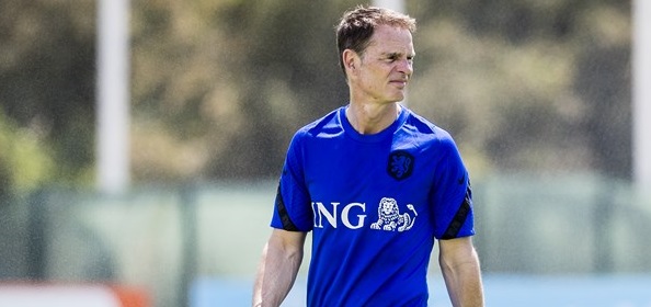 Foto: De Boer geeft uitleg over fout van KNVB in opstelling