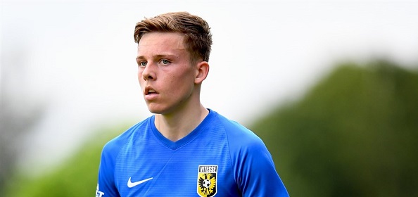 Foto: Vitesse deelt jeugdexponent nieuw contract uit